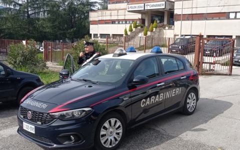 Cento, fugge con cinque birre e ferisce il titolare
