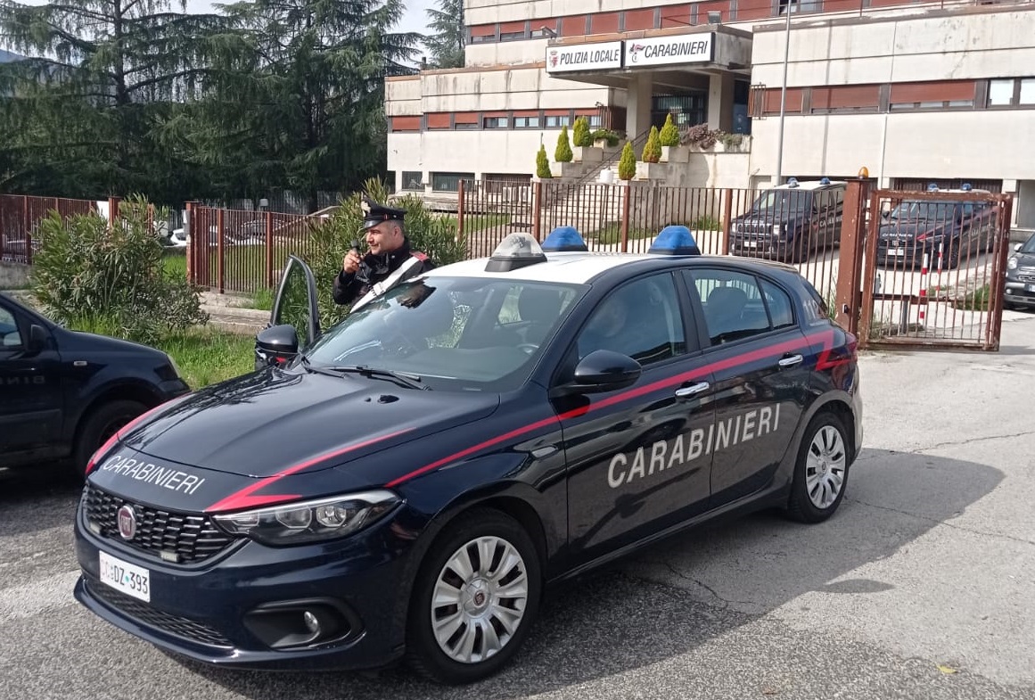 Cento, fugge con cinque birre e ferisce il titolare