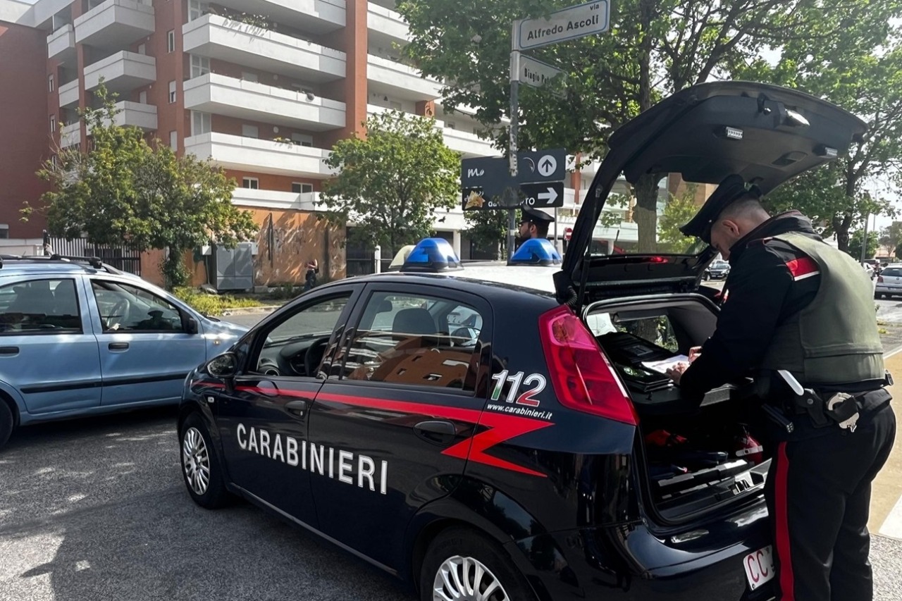 A Cento ruba cinque birre e trascina il barista con l’auto