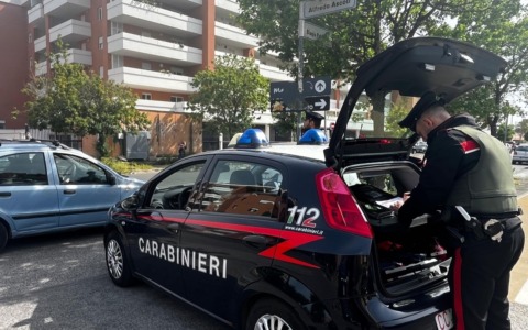 A Cento ruba cinque birre e trascina il barista con l’auto