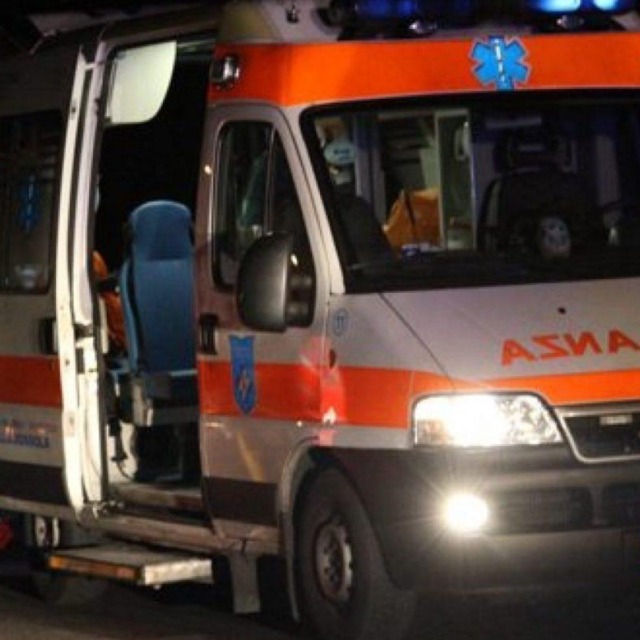 Auto fuori controllo, 30enne grave dopo lo schianto