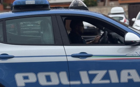 Lite davanti alla stazione, un uomo ferito alla testa