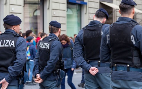 Arrestato con 35 grammi di cannabis e contanti