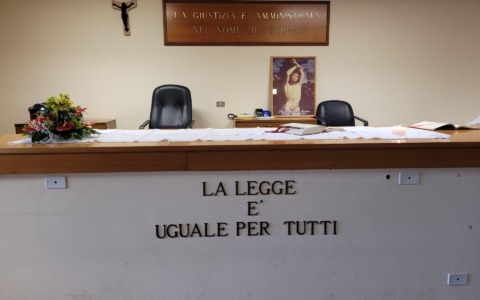 A Ferrara denuncia l’ex: «Mi ha strangolata, l’ho visto dalle telecamere»