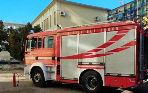 Incendio al bagno, danneggiati bar e ristorante