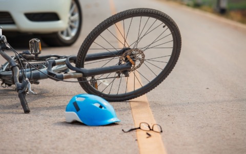 Quattordicenne cade in bici in piazza Ariostea: trasportato a Cona